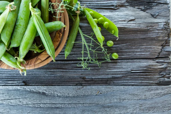 Grüne Pias auf rustikalem Holz Hintergrund — Stockfoto