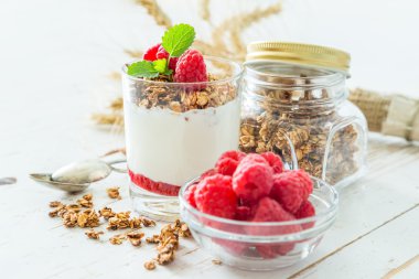 Granola rasberry ve cam yoğurt ile