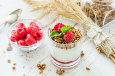 Granola rasberry ve cam yoğurt ile