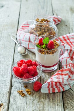 Granola rasberry ve cam yoğurt ile