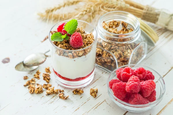 Muesli met rasberry en yoghurt in glas — Stockfoto