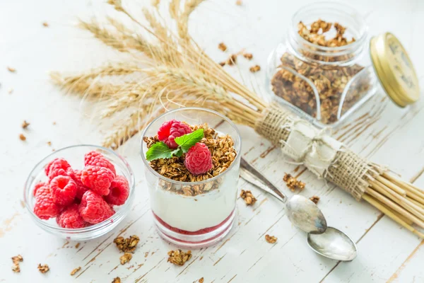 Granola con lamponi e yogurt in vetro — Foto Stock
