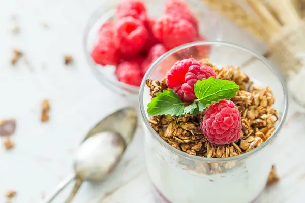 Granola con lamponi e yogurt in vetro — Foto Stock