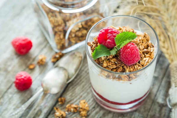 Granola con lamponi e yogurt in vetro — Foto Stock