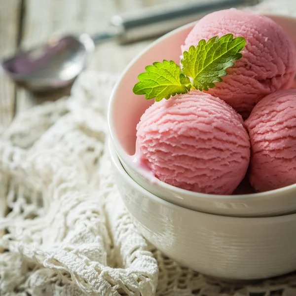 Es krim raspberry dalam mangkuk putih, latar belakang kayu pedesaan — Stok Foto