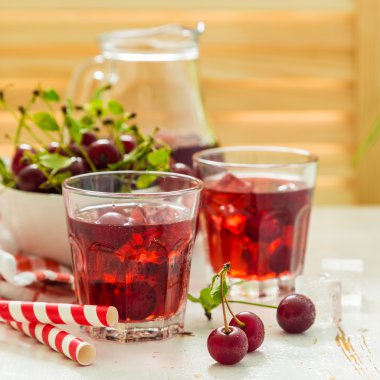 Soğuk vişne yaz içeceği olarak gözlük