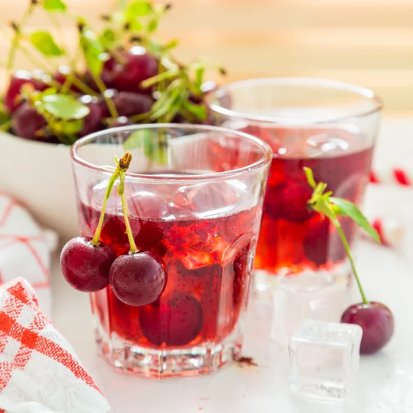 Bebida fría de cereza de verano en vasos —  Fotos de Stock