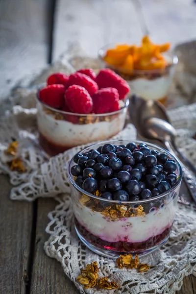 Desery z jagodami i owocami — Zdjęcie stockowe