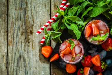 Çilek mojito ve malzemelerin rustik arka plan üzerine