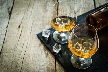 Konyak gözlük rustik backgrpund üzerinde