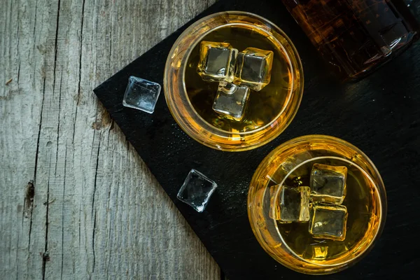 Cognac en gafas sobre fondo rústico — Foto de Stock