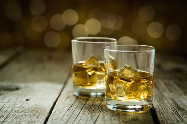 Cognac i glas på rustika backgrpund — Stockfoto
