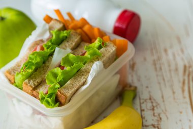 Sandviç ve meyve dolu beslenme çantası.