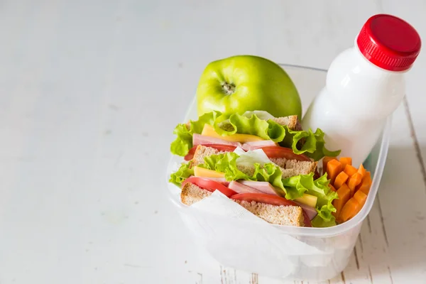 Lunch box z kanapką i owocami — Zdjęcie stockowe