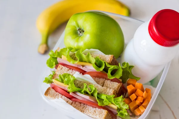 Обідня коробка з бутербродом та фруктами — стокове фото