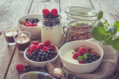 Kahvaltı - çilek ve granola ile yoğurt