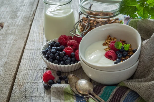 Πρωινό - γιαούρτι με μούρα και granola — Φωτογραφία Αρχείου