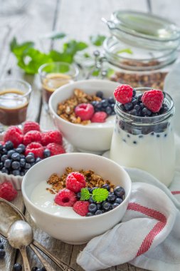 Kahvaltı - çilek ve granola ile yoğurt