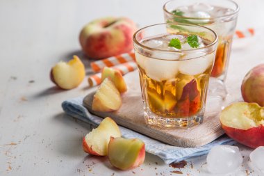 Bardaklarda şeftalili buzlu çay