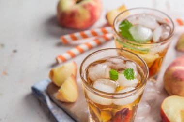 Bardaklarda şeftalili buzlu çay