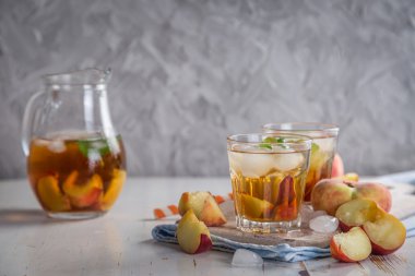 Bardaklarda şeftalili buzlu çay