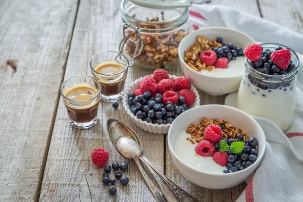 Kahvaltı - çilek ve granola ile yoğurt — Stok fotoğraf