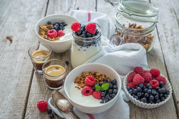 Breakfast - yogurt with berries and granola — Stock Photo, Image