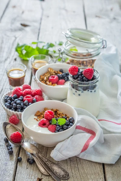 Πρωινό - γιαούρτι με μούρα και granola — Φωτογραφία Αρχείου