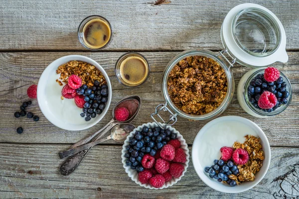 Сніданок - йогурт з ягодами та гранолою — стокове фото