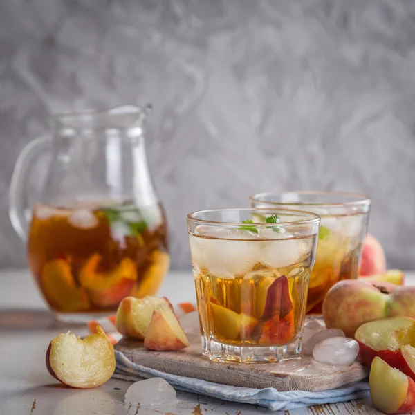 Персиковий чай з льодом в окулярах — стокове фото