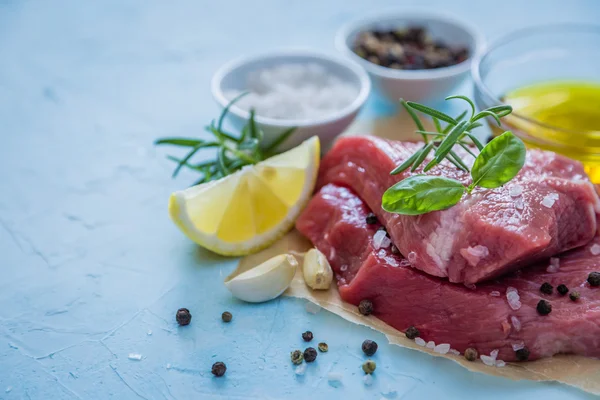 Raw meat with herbs, lemon, garlic, salt — Stock Photo, Image