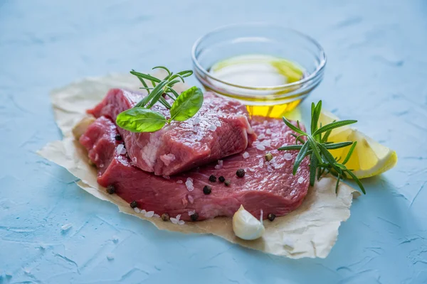 Raw meat with herbs, lemon, garlic, salt — Stock Photo, Image