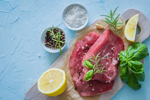 Rohes Fleisch mit Kräutern, Zitrone, Knoblauch, Salz — Stockfoto