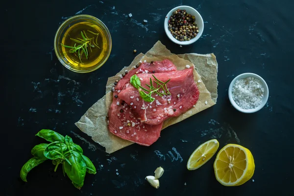 Rohes Fleisch mit Kräutern, Zitrone, Knoblauch, Salz — Stockfoto