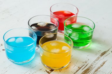 Beyaz tahta arka plan üzerinde renkli içecek