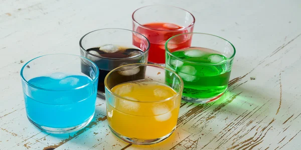 Selectie van kleurrijke dranken op witte houten achtergrond — Stockfoto