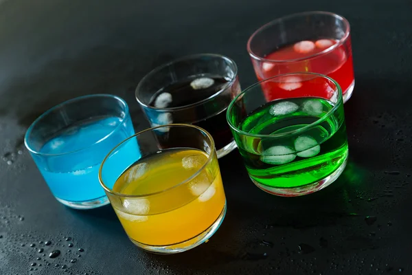 Urval av färgglada drinkar på vit trä bakgrund — Stockfoto