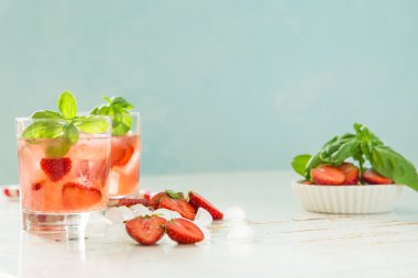 Çilek ve fesleğen su infüzyon