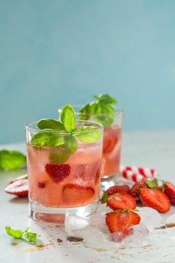 Çilek ve fesleğen su infüzyon