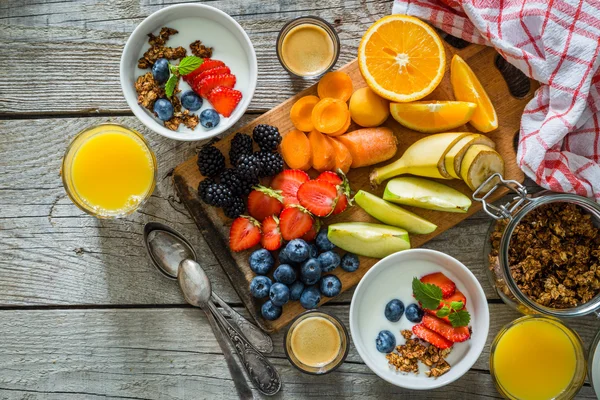 Snídaně - jogurt s cereáliemi ovoce a kávy — Stock fotografie