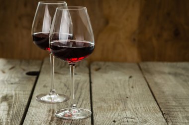 Gözlük rustik ahşap arka plan üzerinde kırmızı şarap ile