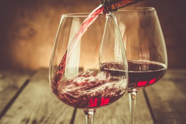 Kadehte Şarap Doldur