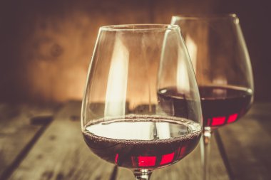 Gözlük rustik ahşap arka plan üzerinde kırmızı şarap ile