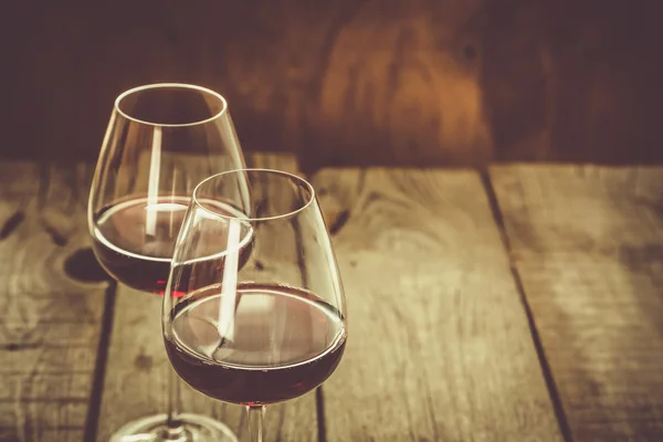 Gözlük rustik ahşap arka plan üzerinde kırmızı şarap ile — Stok fotoğraf