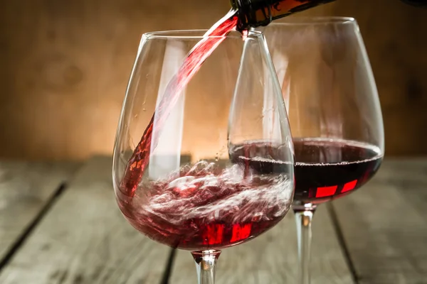 Versare il vino in un bicchiere — Foto Stock