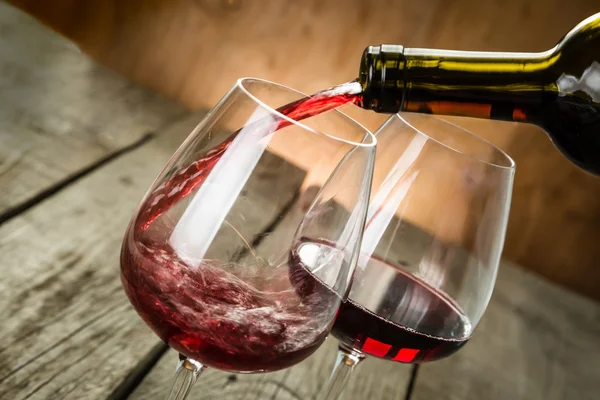 Kadehte Şarap Doldur — Stok fotoğraf