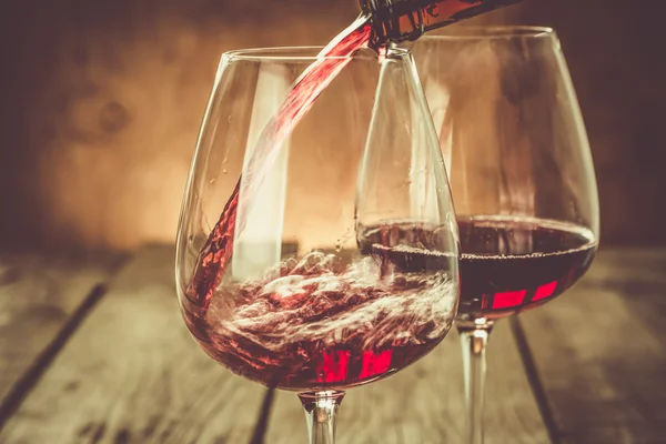 Kadehte Şarap Doldur