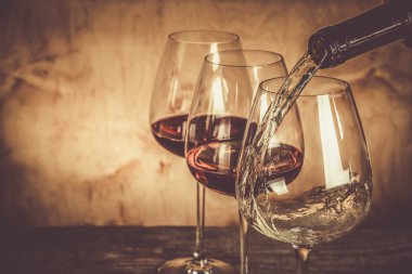 Çeşitli şarapları tatmak için