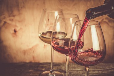 Çeşitli şarapları tatmak için