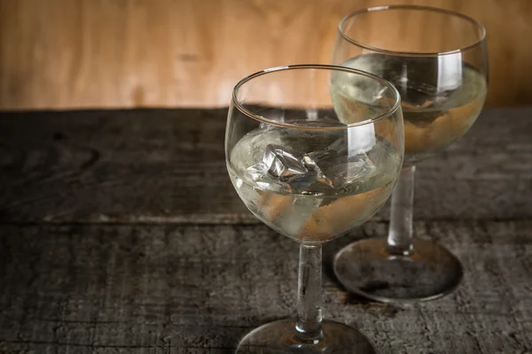 Glas med vitt vin på rustika trä bakgrund — Stockfoto